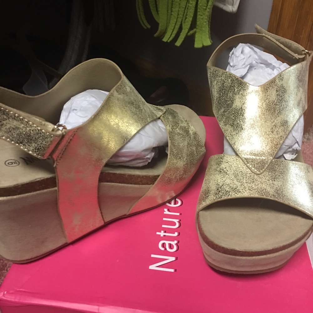 Metallic gold wedges